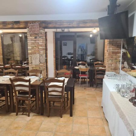 Guest House Slatki Snovi Книн Екстер'єр фото