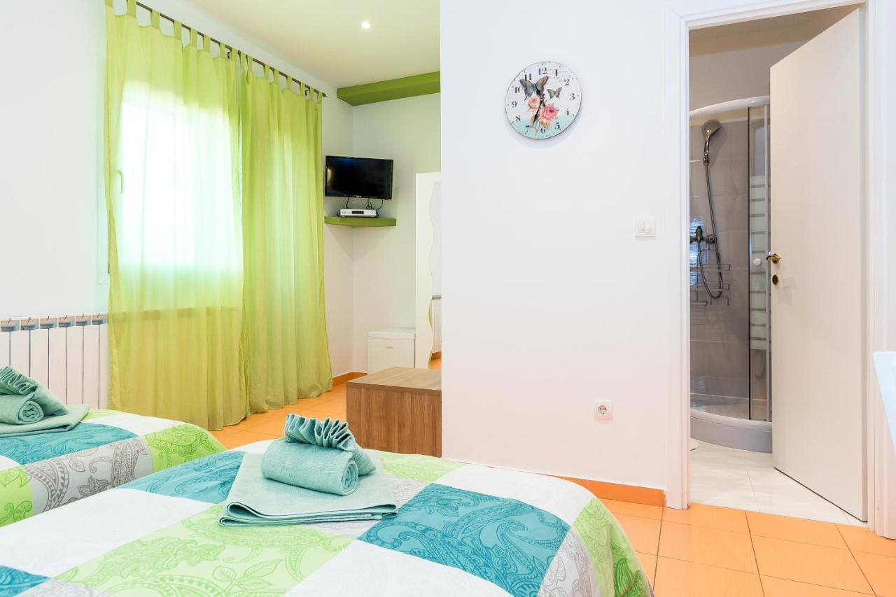 Guest House Slatki Snovi Книн Екстер'єр фото
