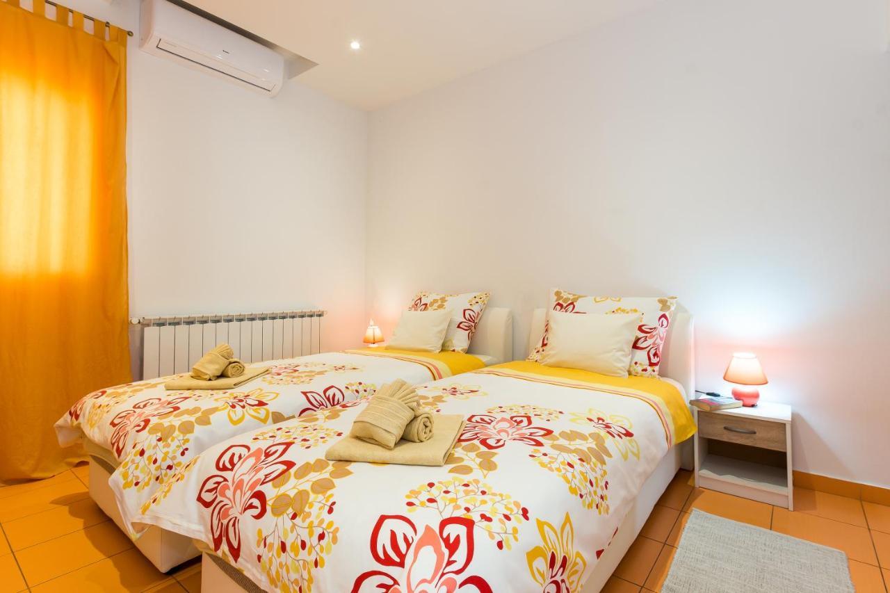 Guest House Slatki Snovi Книн Екстер'єр фото