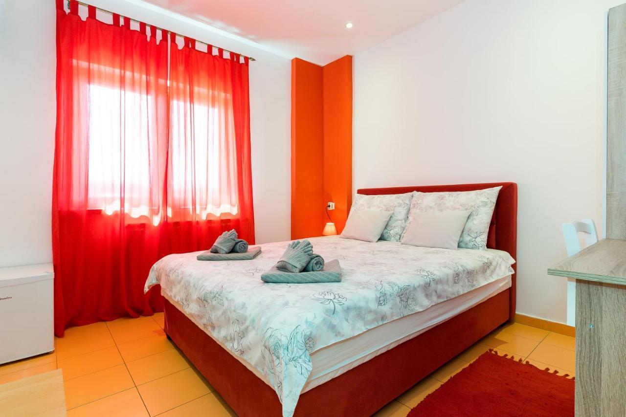 Guest House Slatki Snovi Книн Екстер'єр фото