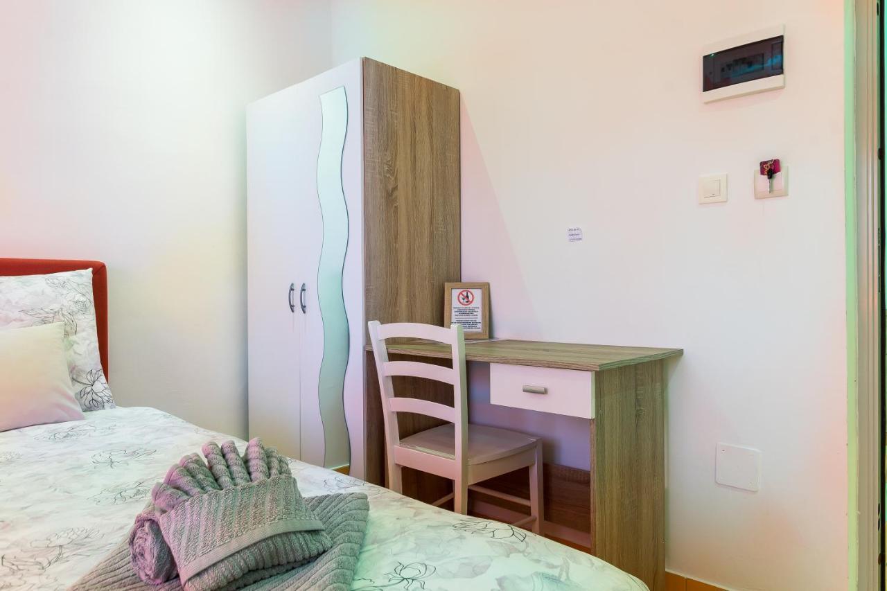 Guest House Slatki Snovi Книн Екстер'єр фото