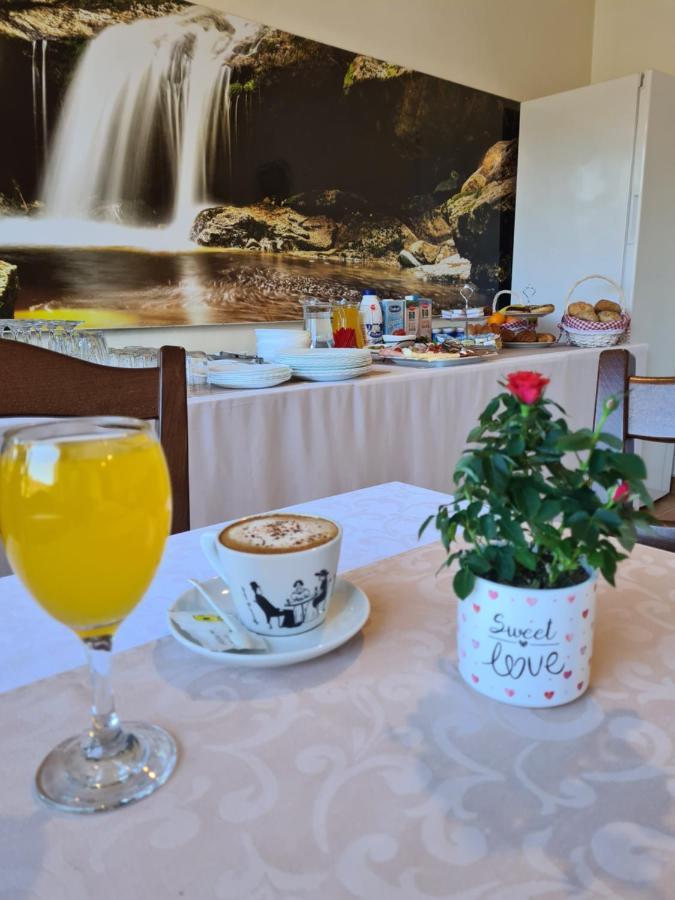 Guest House Slatki Snovi Книн Екстер'єр фото