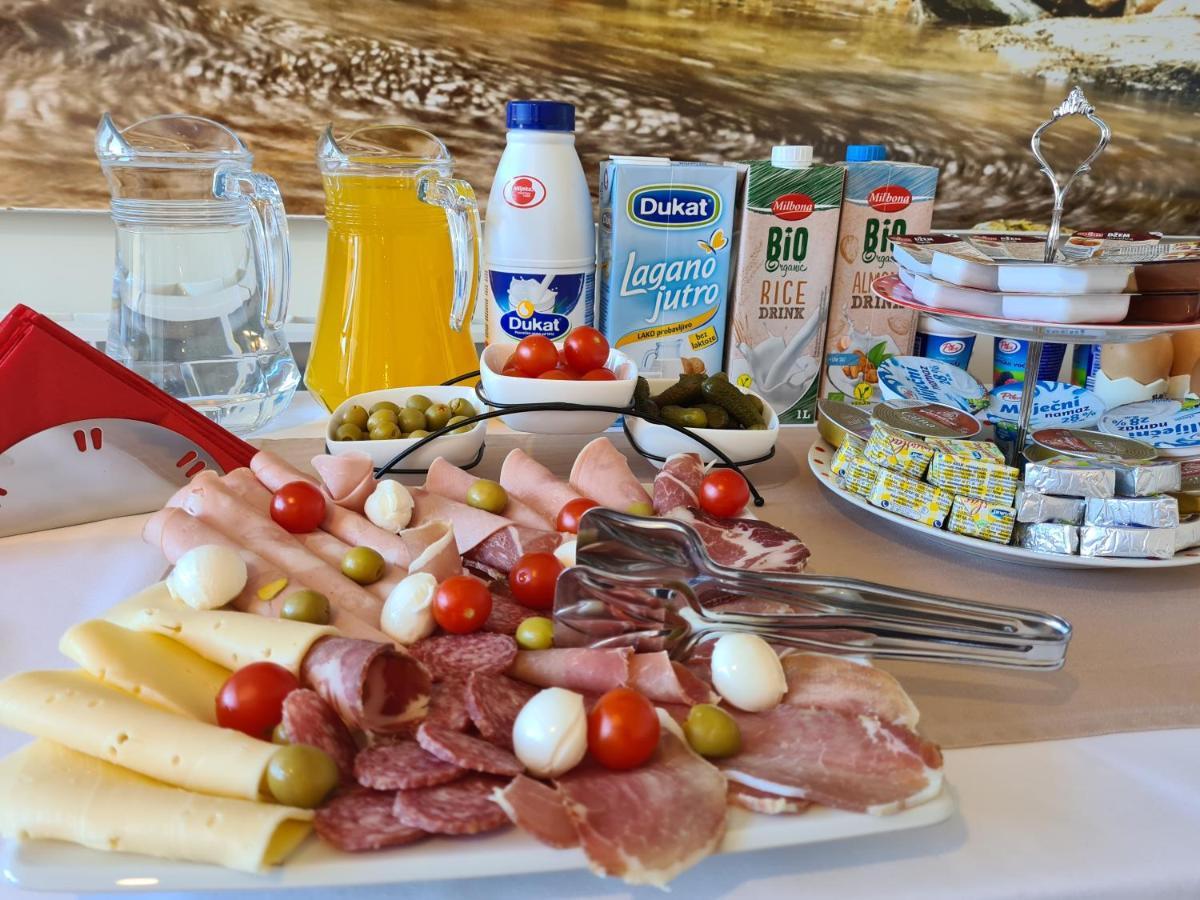 Guest House Slatki Snovi Книн Екстер'єр фото