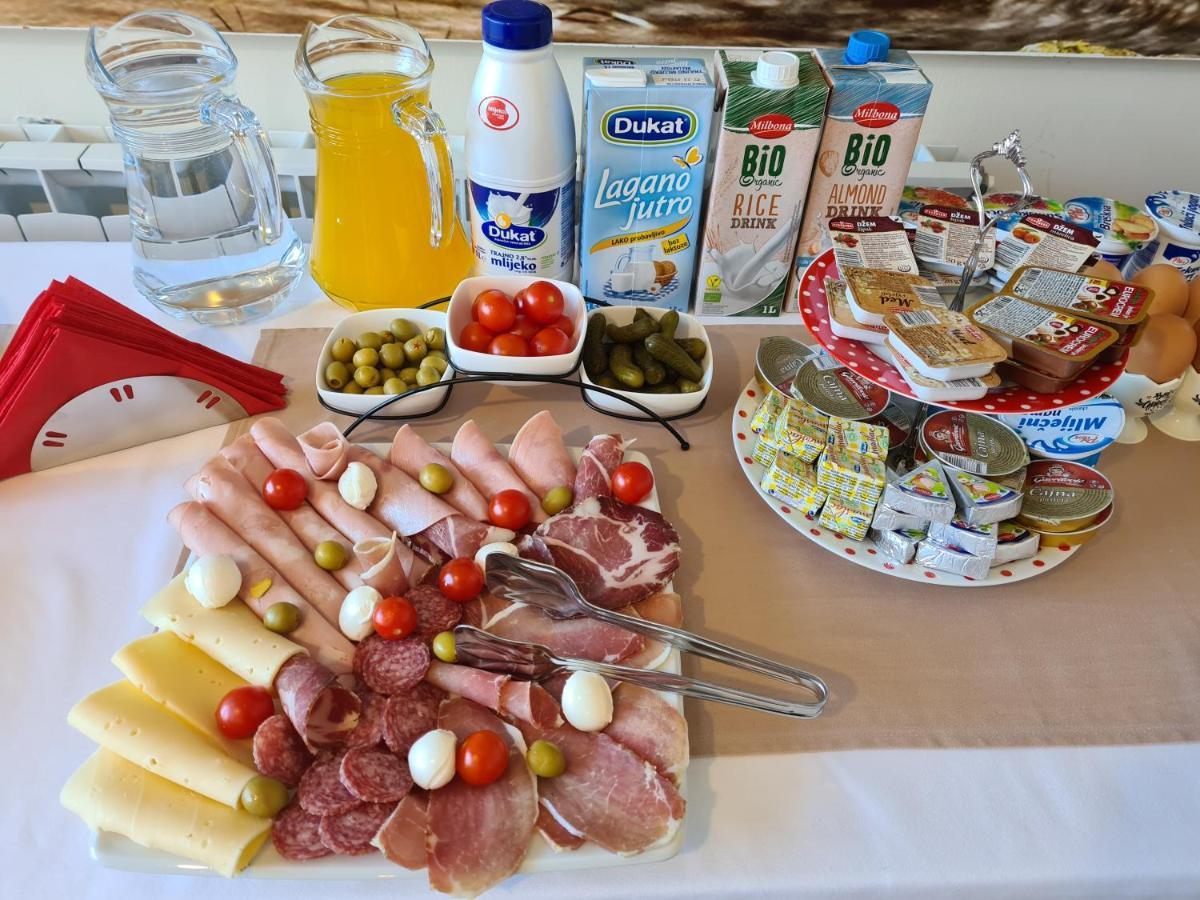 Guest House Slatki Snovi Книн Екстер'єр фото