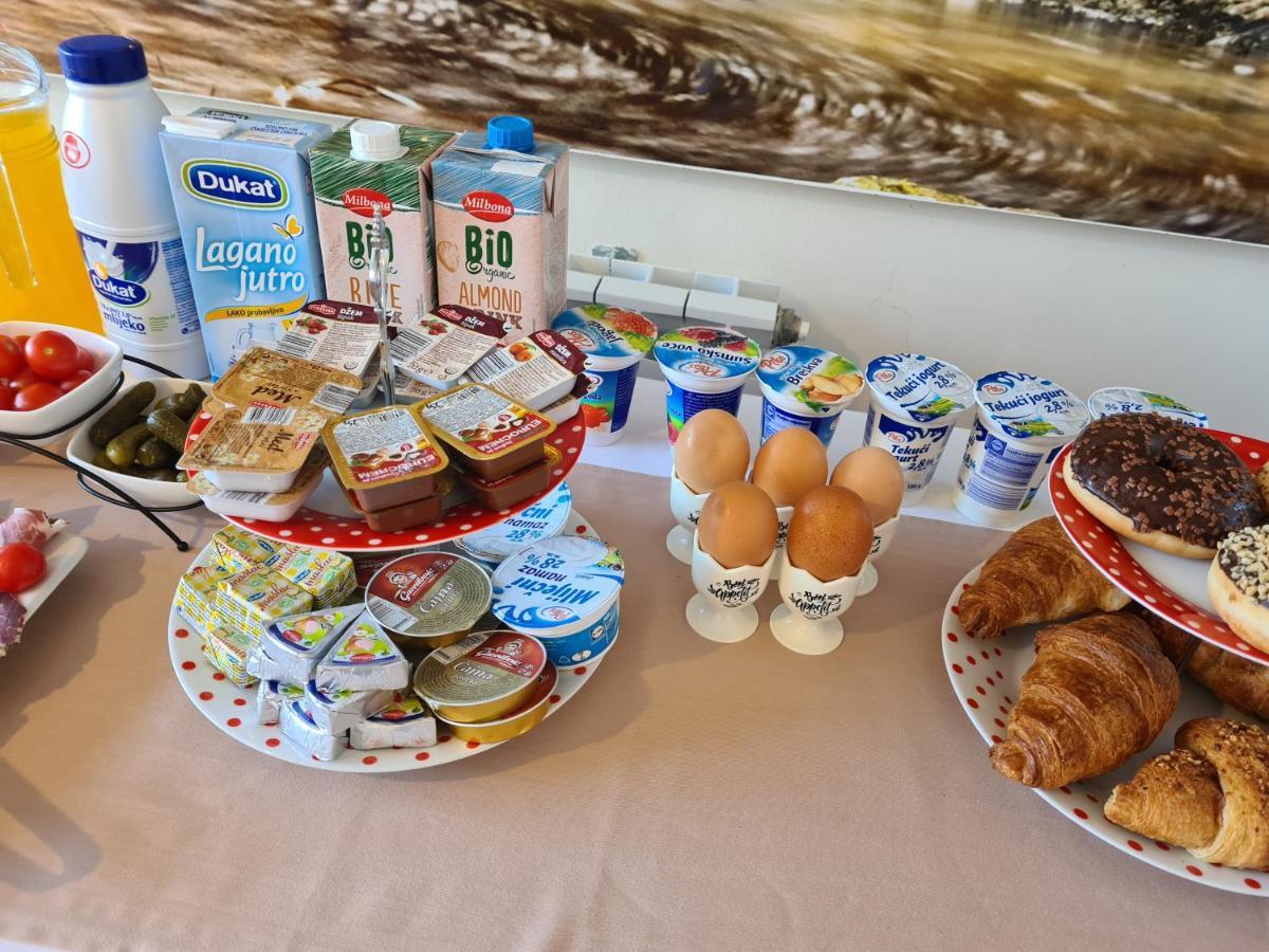 Guest House Slatki Snovi Книн Екстер'єр фото