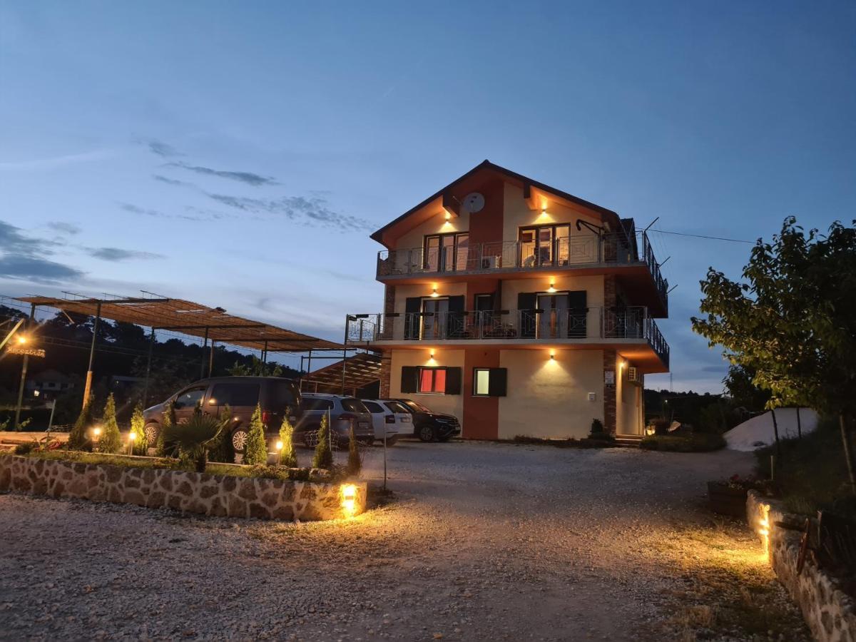 Guest House Slatki Snovi Книн Екстер'єр фото