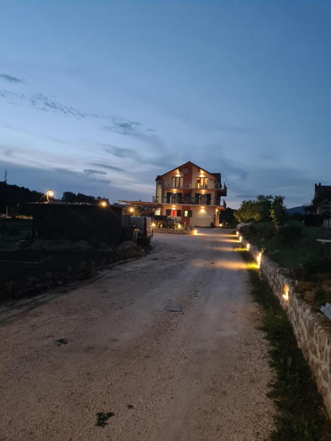 Guest House Slatki Snovi Книн Екстер'єр фото