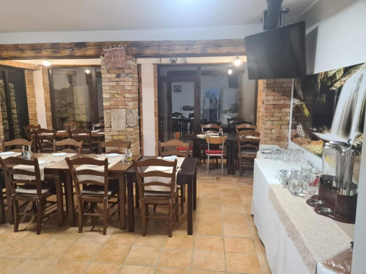 Guest House Slatki Snovi Книн Екстер'єр фото