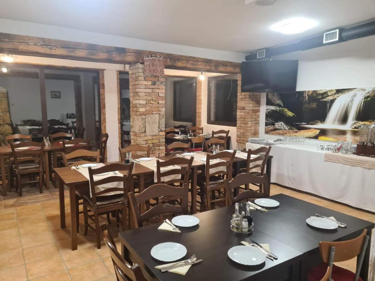 Guest House Slatki Snovi Книн Екстер'єр фото