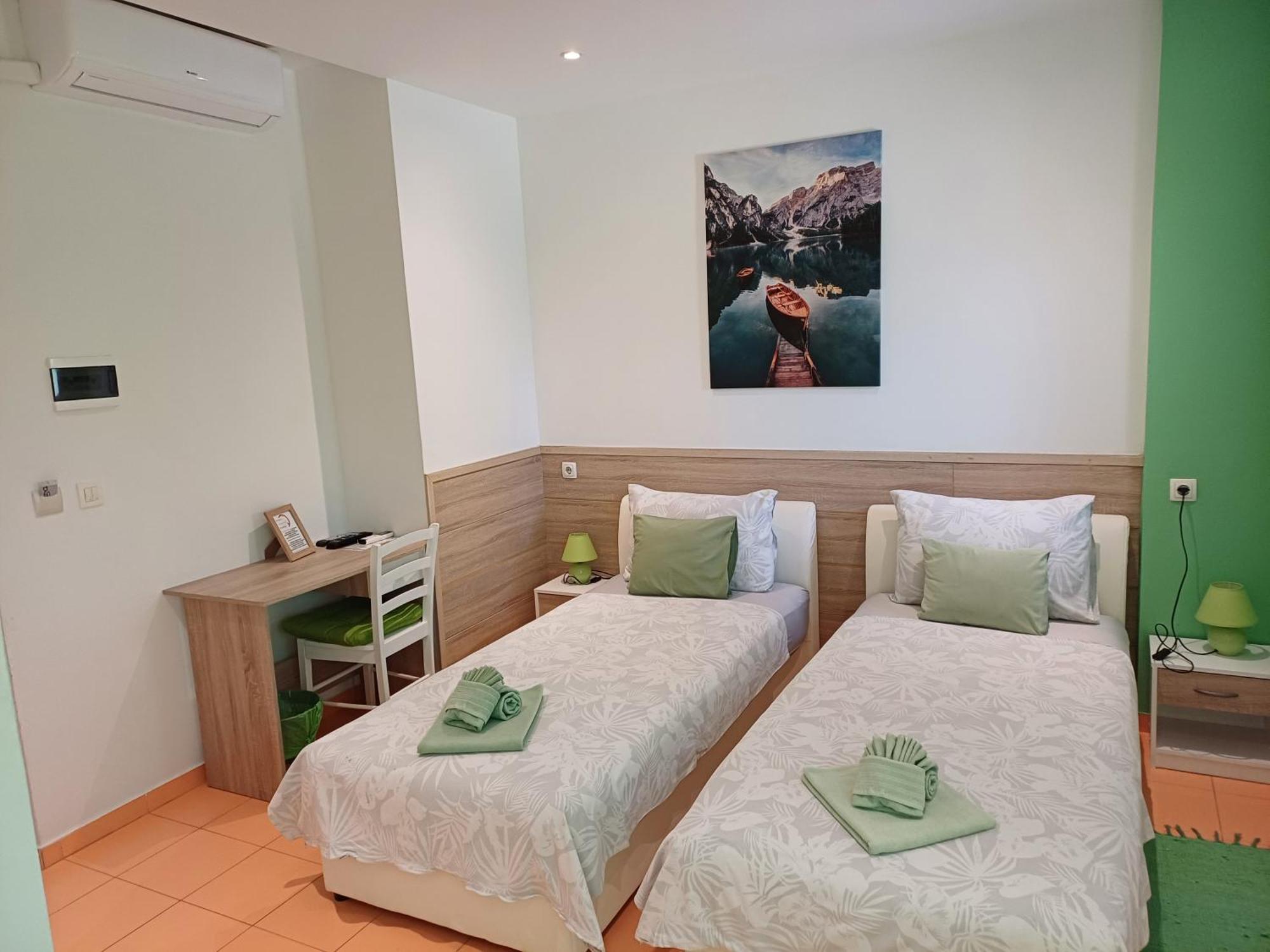 Guest House Slatki Snovi Книн Екстер'єр фото