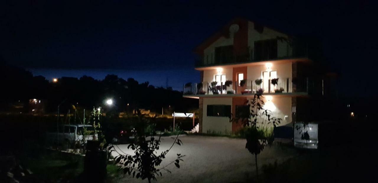 Guest House Slatki Snovi Книн Екстер'єр фото